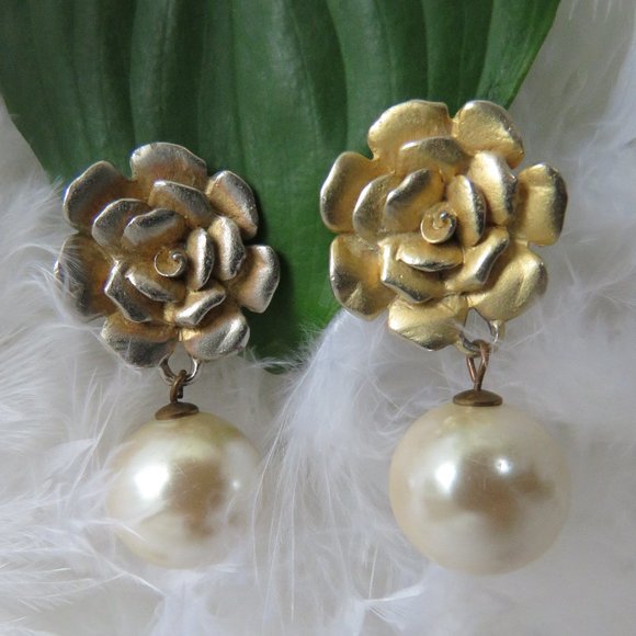 Vintage 1980s Clip On Drop Earrings With Flower And Pearl Like Drop - Picture 1 of 3